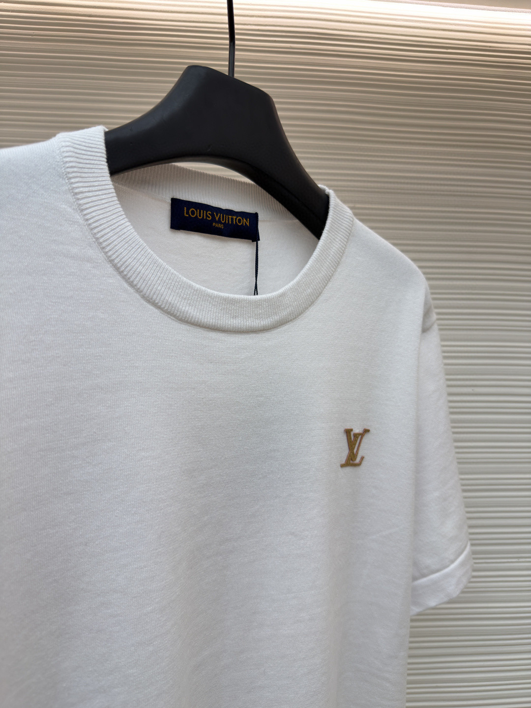 LOUIS VUITTON 路易威登 LV 字母皮牌标识圆领针织衫 T恤 短袖 棕色 蓝色 黑色 白色 A0 1AK714