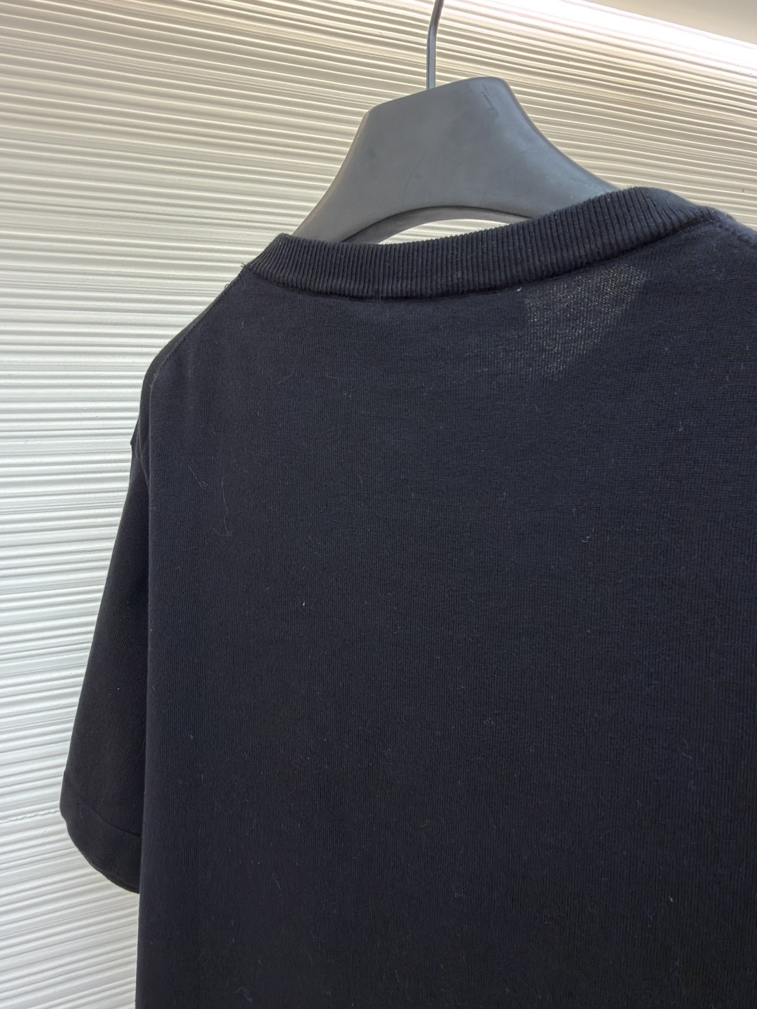 LOUIS VUITTON 路易威登 LV 字母皮牌标识圆领针织衫 T恤 短袖 棕色 蓝色 黑色 白色 A0 1AK714