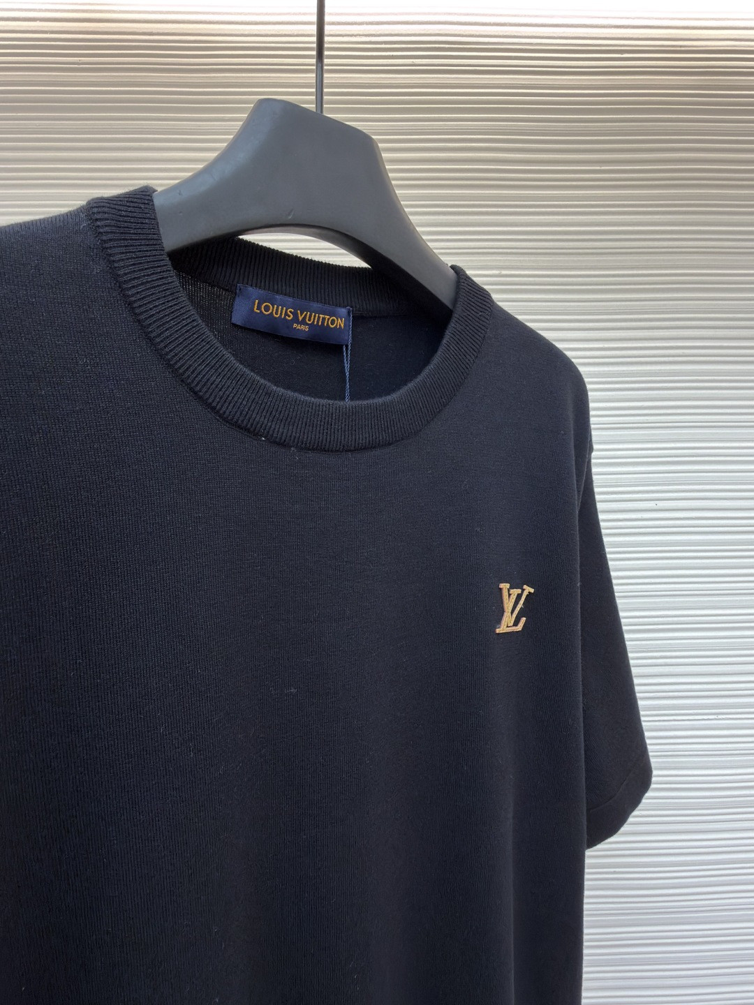 LOUIS VUITTON 路易威登 LV 字母皮牌标识圆领针织衫 T恤 短袖 棕色 蓝色 黑色 白色 A0 1AK714