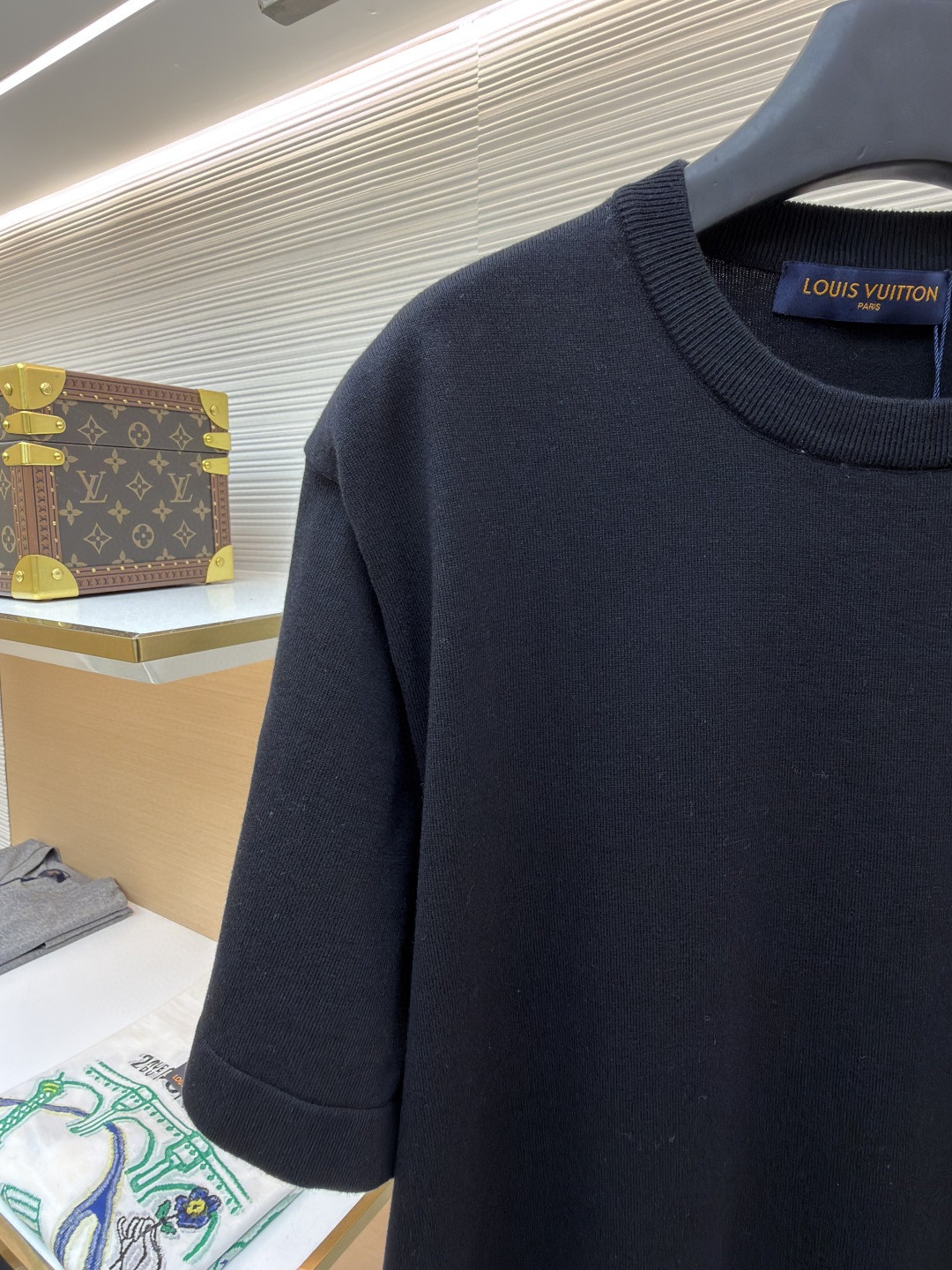 LOUIS VUITTON 路易威登 LV 字母皮牌标识圆领针织衫 T恤 短袖 棕色 蓝色 黑色 白色 A0 1AK714