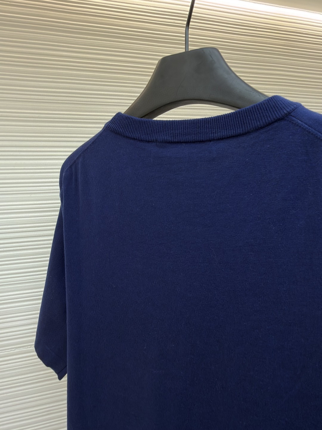 LOUIS VUITTON 路易威登 LV 字母皮牌标识圆领针织衫 T恤 短袖 棕色 蓝色 黑色 白色 A0 1AK714