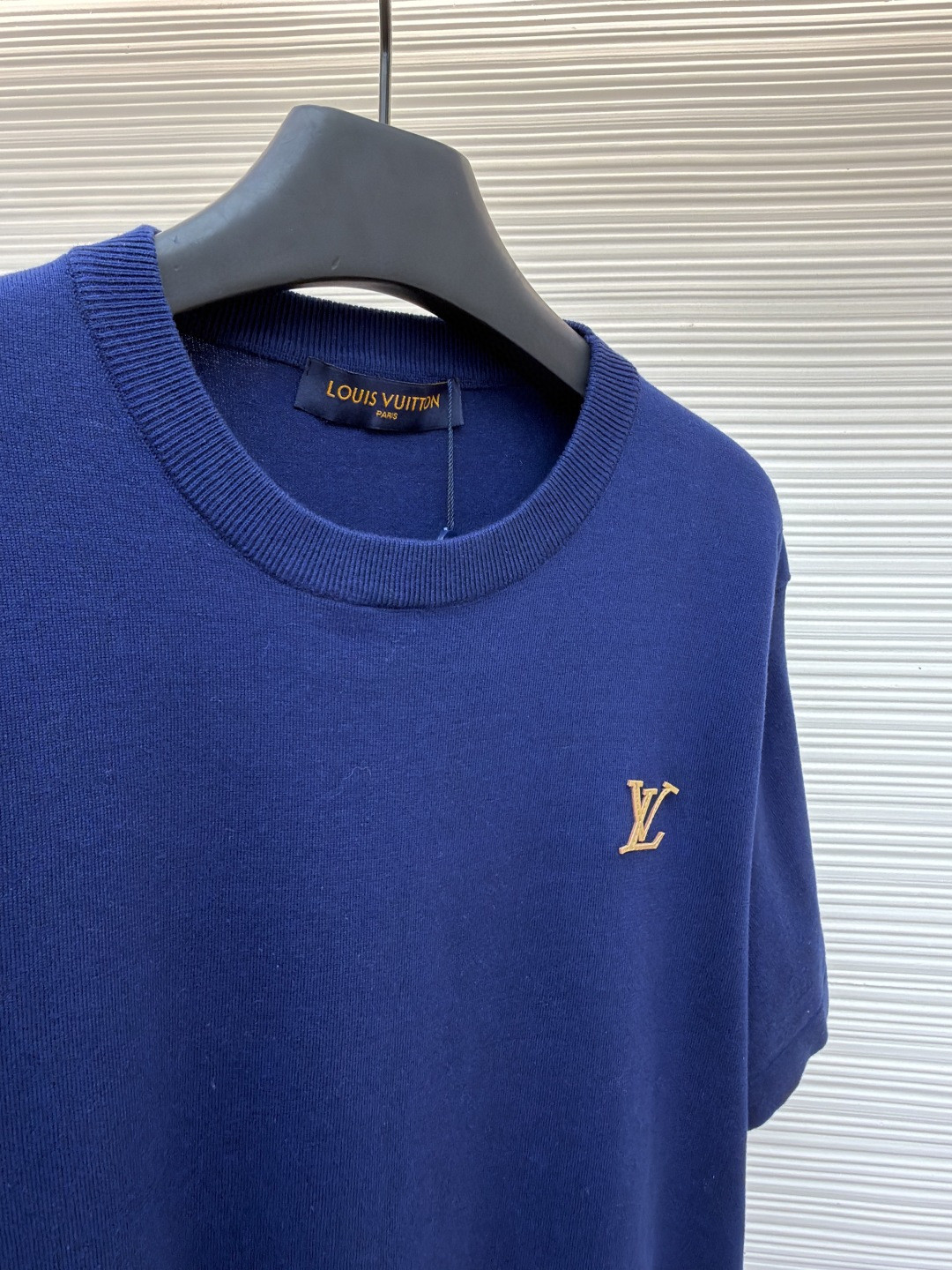 LOUIS VUITTON 路易威登 LV 字母皮牌标识圆领针织衫 T恤 短袖 棕色 蓝色 黑色 白色 A0 1AK714