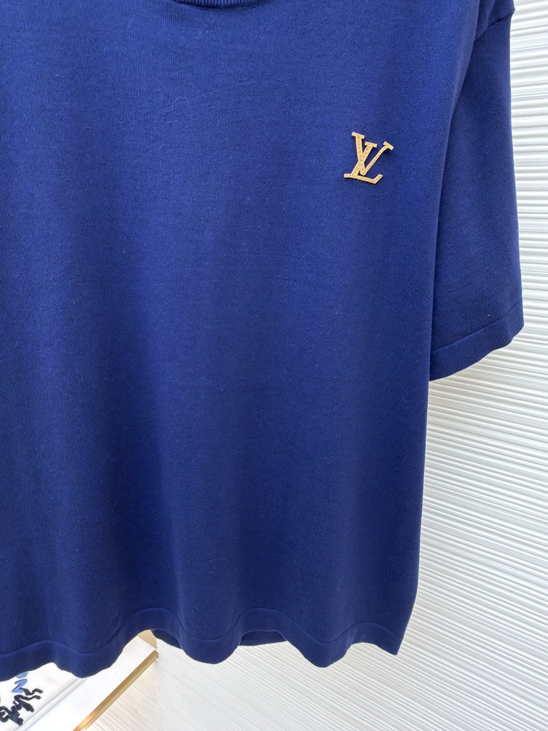 LOUIS VUITTON 路易威登 LV 字母皮牌标识圆领针织衫 T恤 短袖 棕色 蓝色 黑色 白色 A0 1AK714