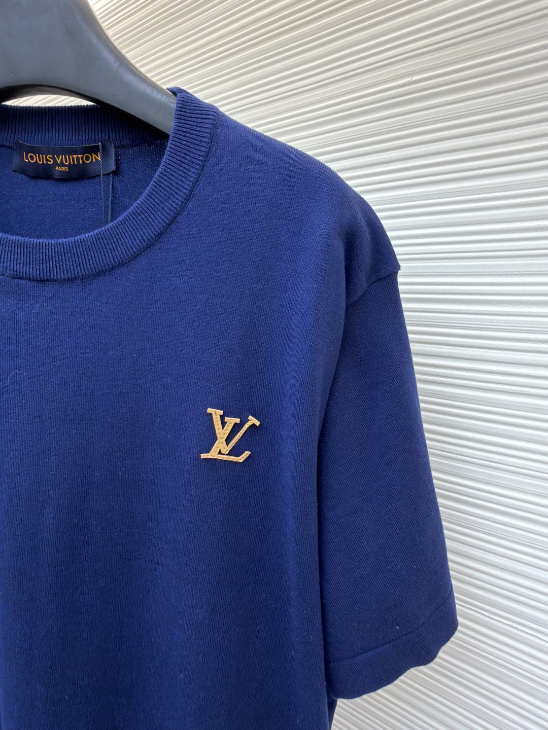 LOUIS VUITTON 路易威登 LV 字母皮牌标识圆领针织衫 T恤 短袖 棕色 蓝色 黑色 白色 A0 1AK714