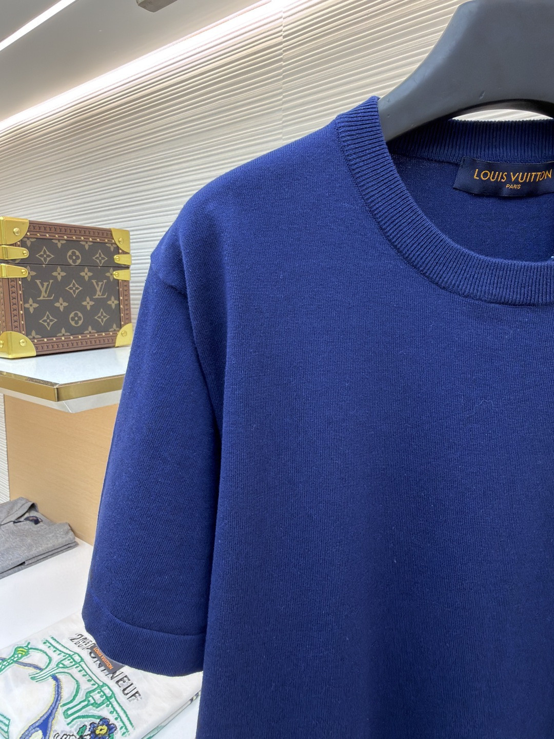 LOUIS VUITTON 路易威登 LV 字母皮牌标识圆领针织衫 T恤 短袖 棕色 蓝色 黑色 白色 A0 1AK714