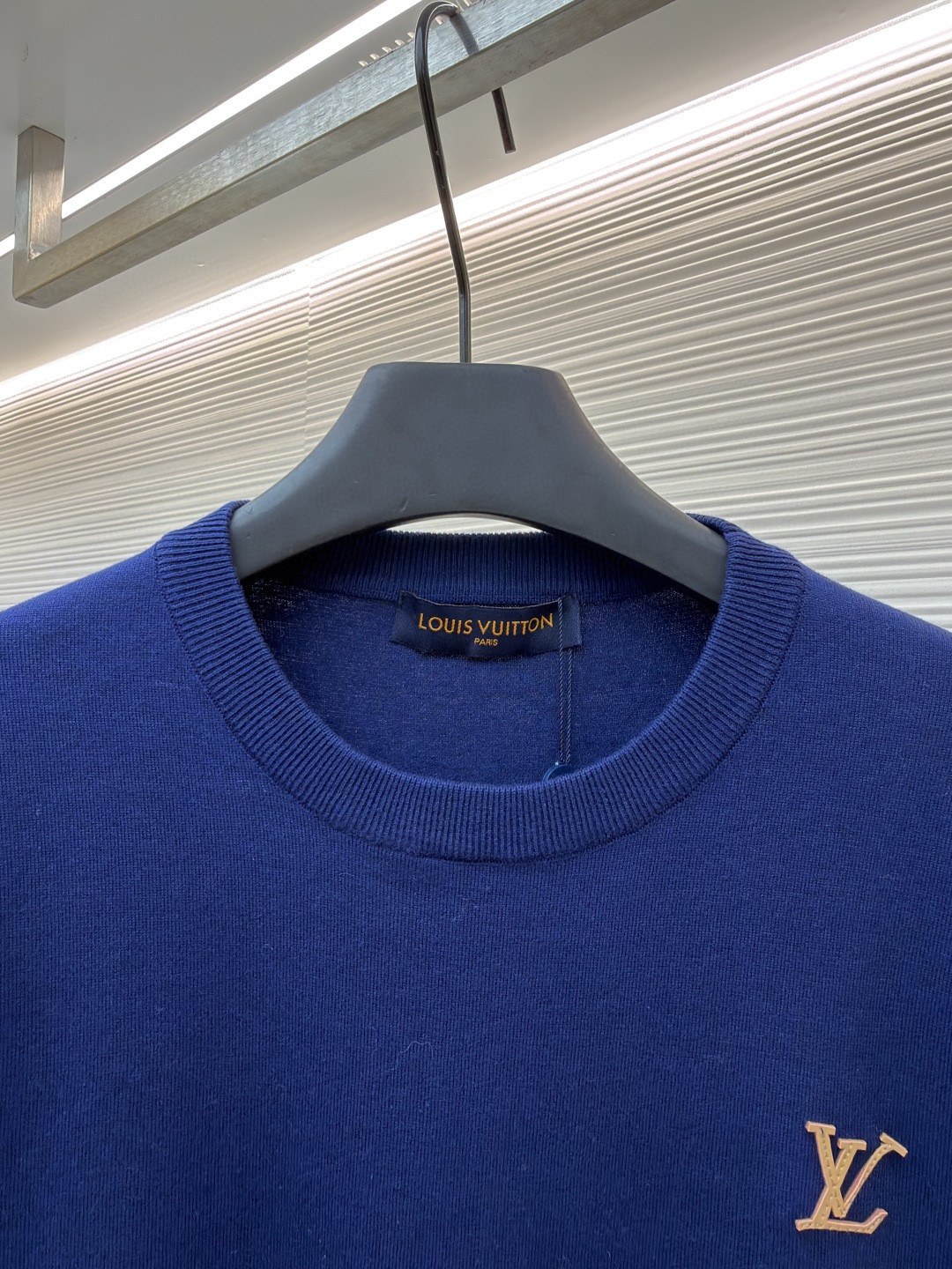 LOUIS VUITTON 路易威登 LV 字母皮牌标识圆领针织衫 T恤 短袖 棕色 蓝色 黑色 白色 A0 1AK714