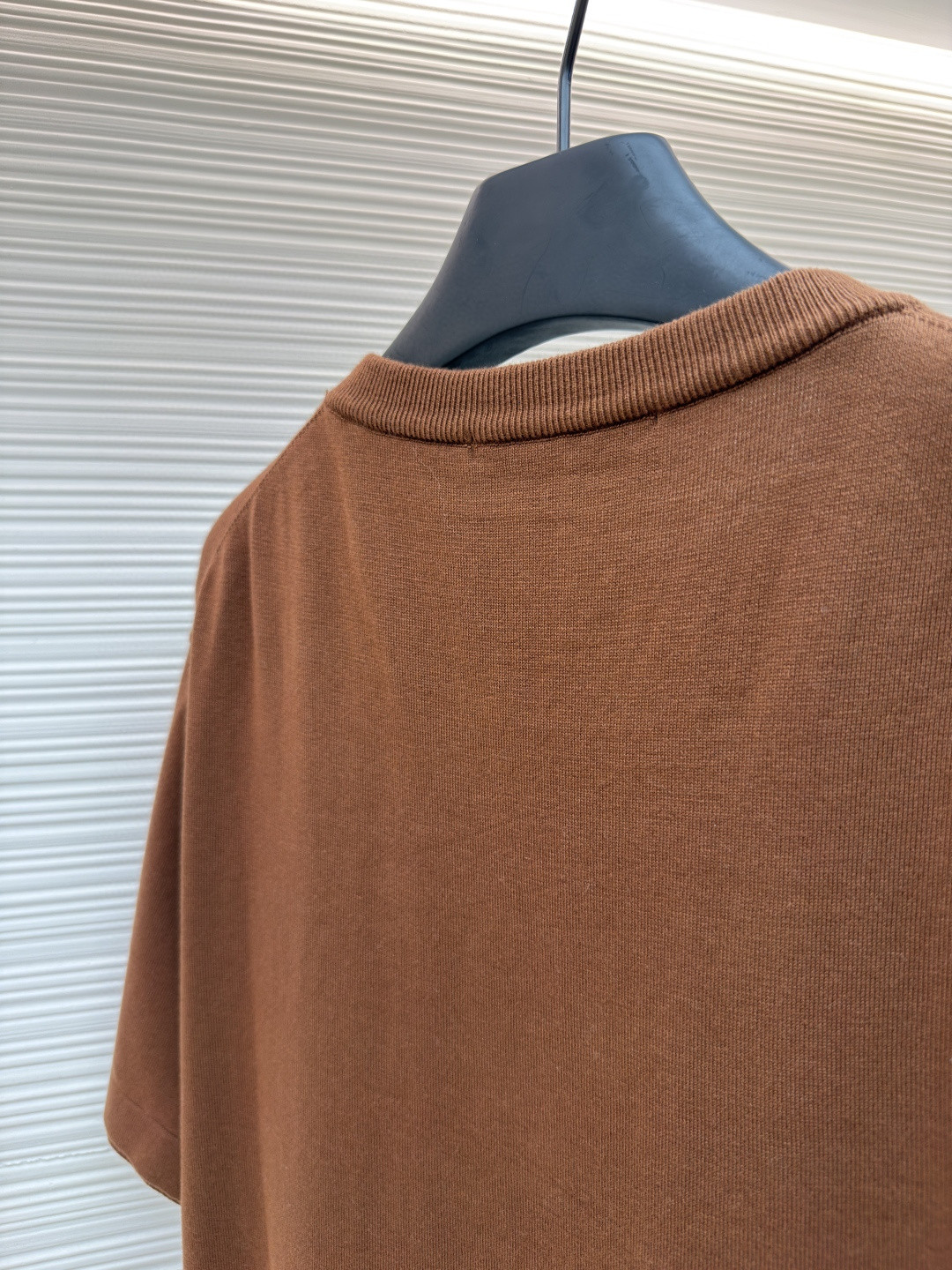 LOUIS VUITTON 路易威登 LV 字母皮牌标识圆领针织衫 T恤 短袖 棕色 蓝色 黑色 白色 A0 1AK714