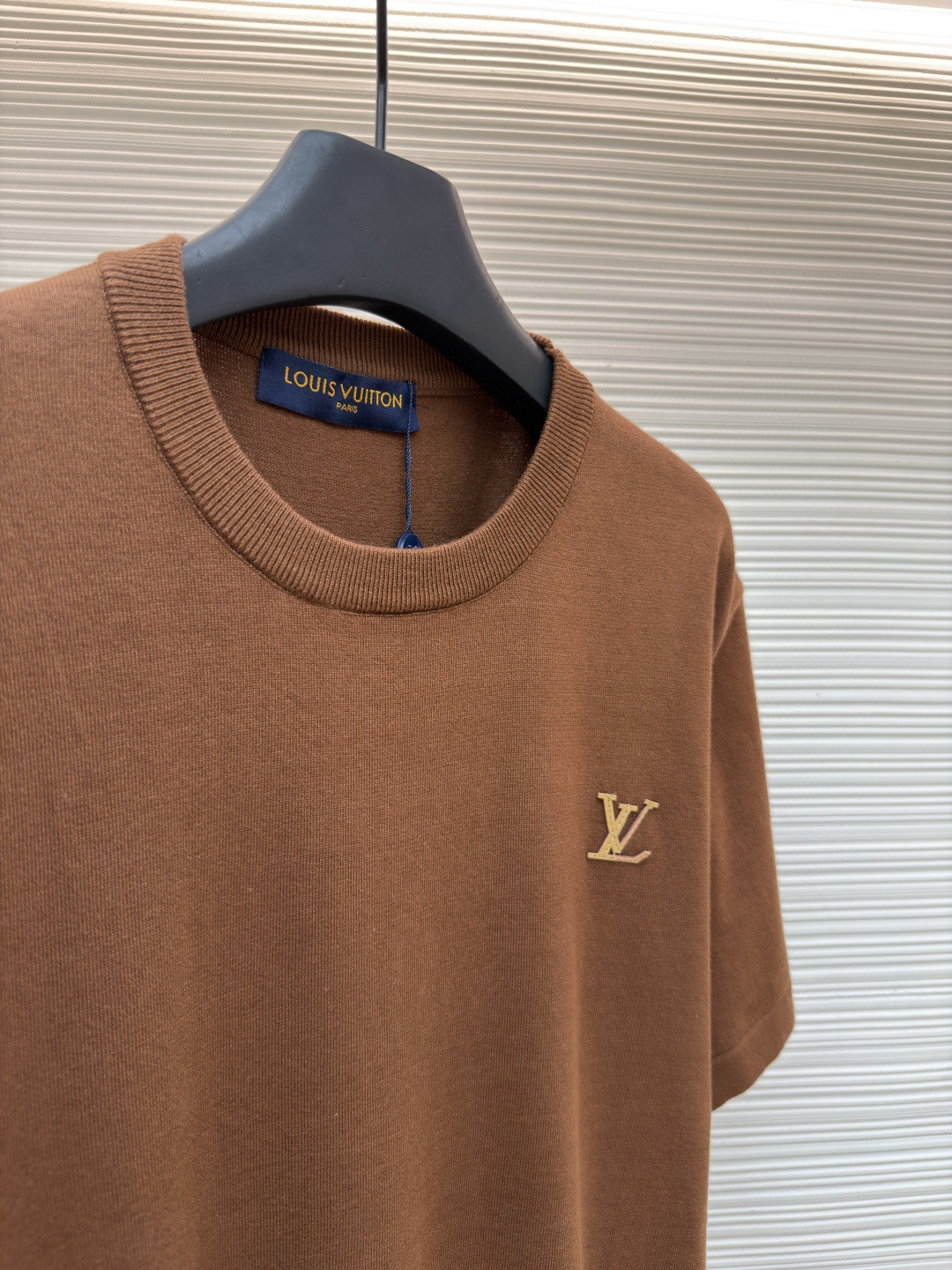 LOUIS VUITTON 路易威登 LV 字母皮牌标识圆领针织衫 T恤 短袖 棕色 蓝色 黑色 白色 A0 1AK714