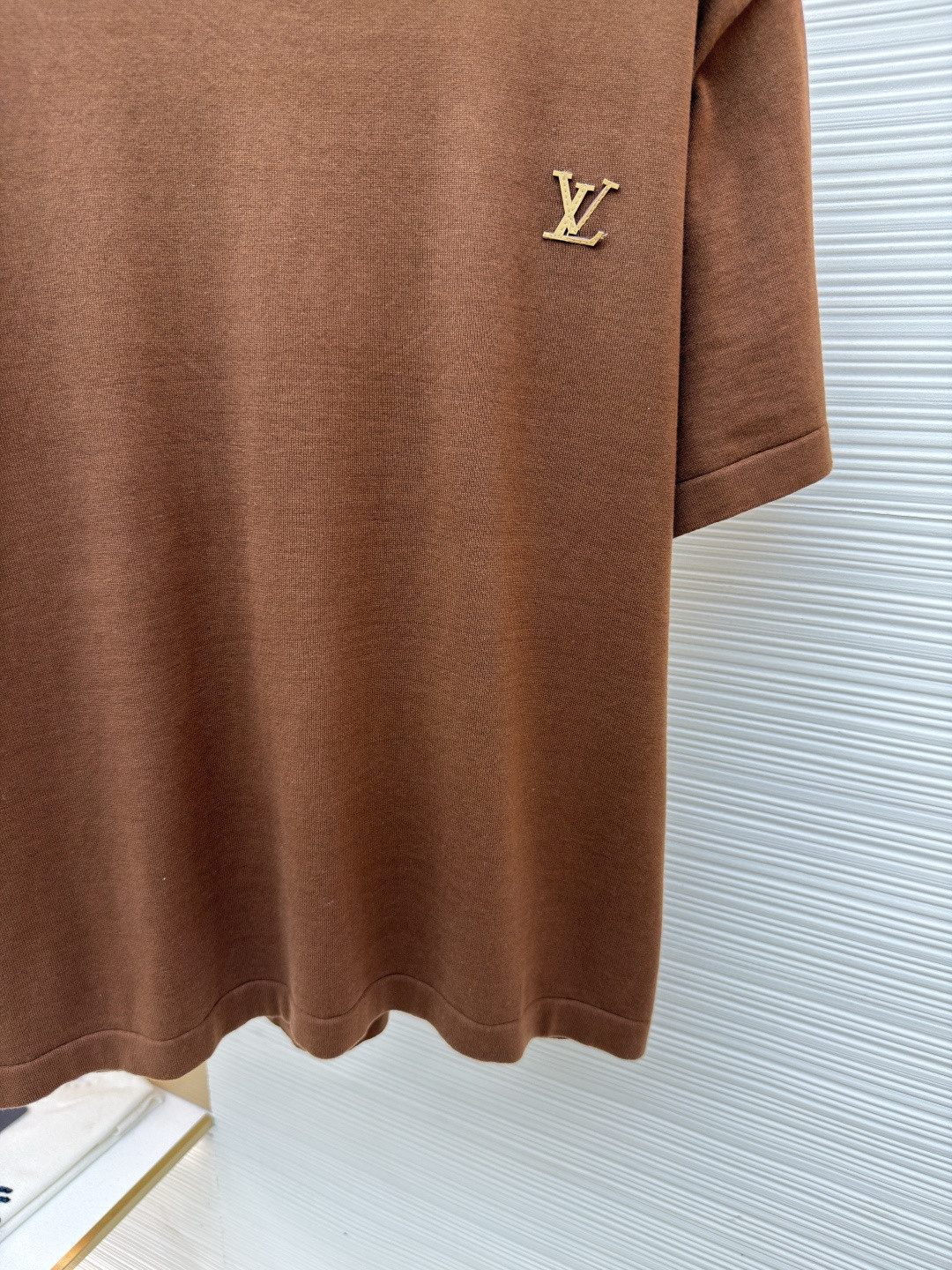 LOUIS VUITTON 路易威登 LV 字母皮牌标识圆领针织衫 T恤 短袖 棕色 蓝色 黑色 白色 A0 1AK714