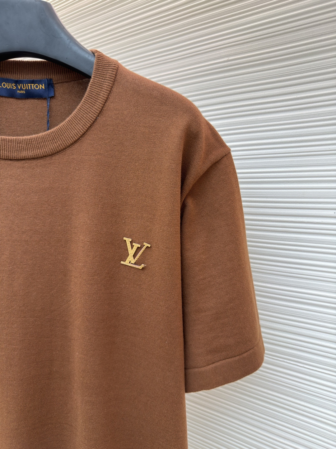 LOUIS VUITTON 路易威登 LV 字母皮牌标识圆领针织衫 T恤 短袖 棕色 蓝色 黑色 白色 A0 1AK714