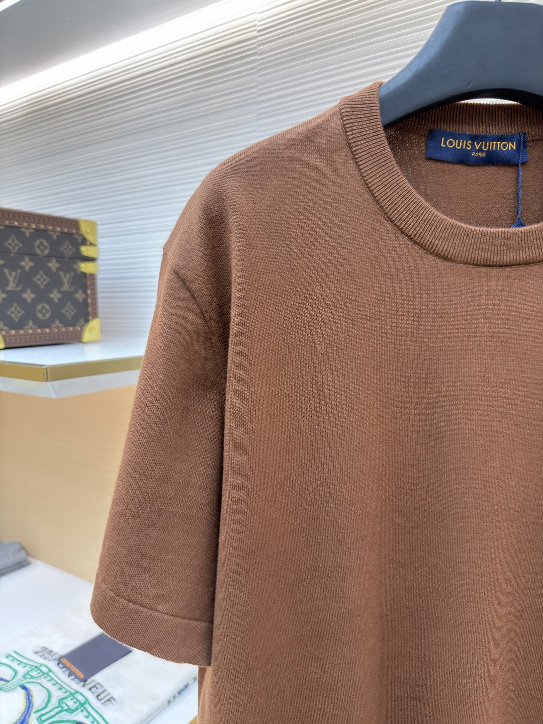 LOUIS VUITTON 路易威登 LV 字母皮牌标识圆领针织衫 T恤 短袖 棕色 蓝色 黑色 白色 A0 1AK714