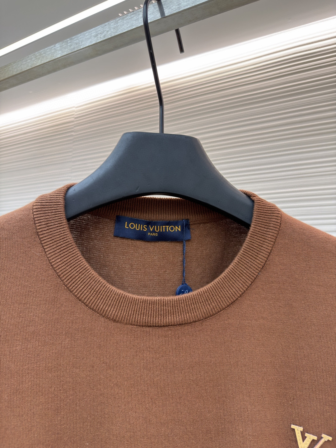 LOUIS VUITTON 路易威登 LV 字母皮牌标识圆领针织衫 T恤 短袖 棕色 蓝色 黑色 白色 A0 1AK714