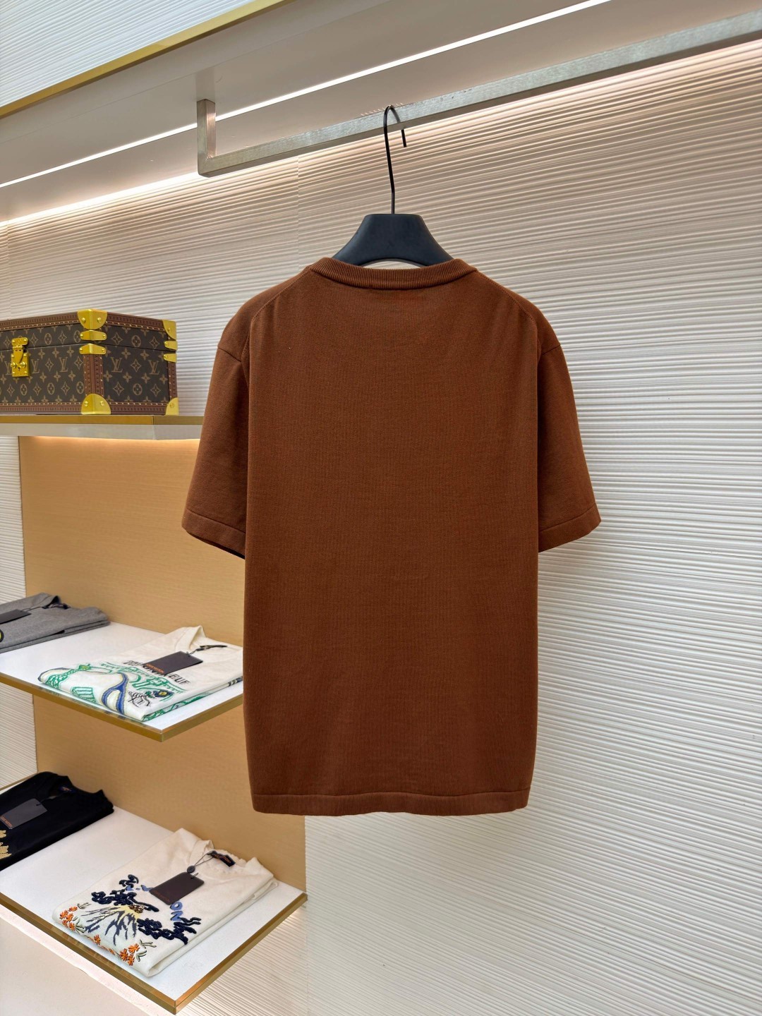 LOUIS VUITTON 路易威登 LV 字母皮牌标识圆领针织衫 T恤 短袖 棕色 蓝色 黑色 白色 A0 1AK714