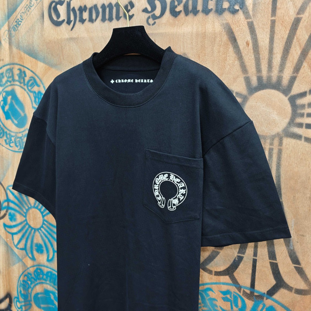 Chrome Hearts 克罗心 口袋马蹄梵文印花圆领短袖 T恤 白色 黑色 A0