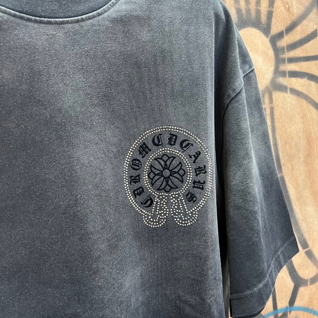 Chrome Hearts 克罗心 做旧渐变珠光镶钻马蹄十字架圆领短袖 T恤 A0
