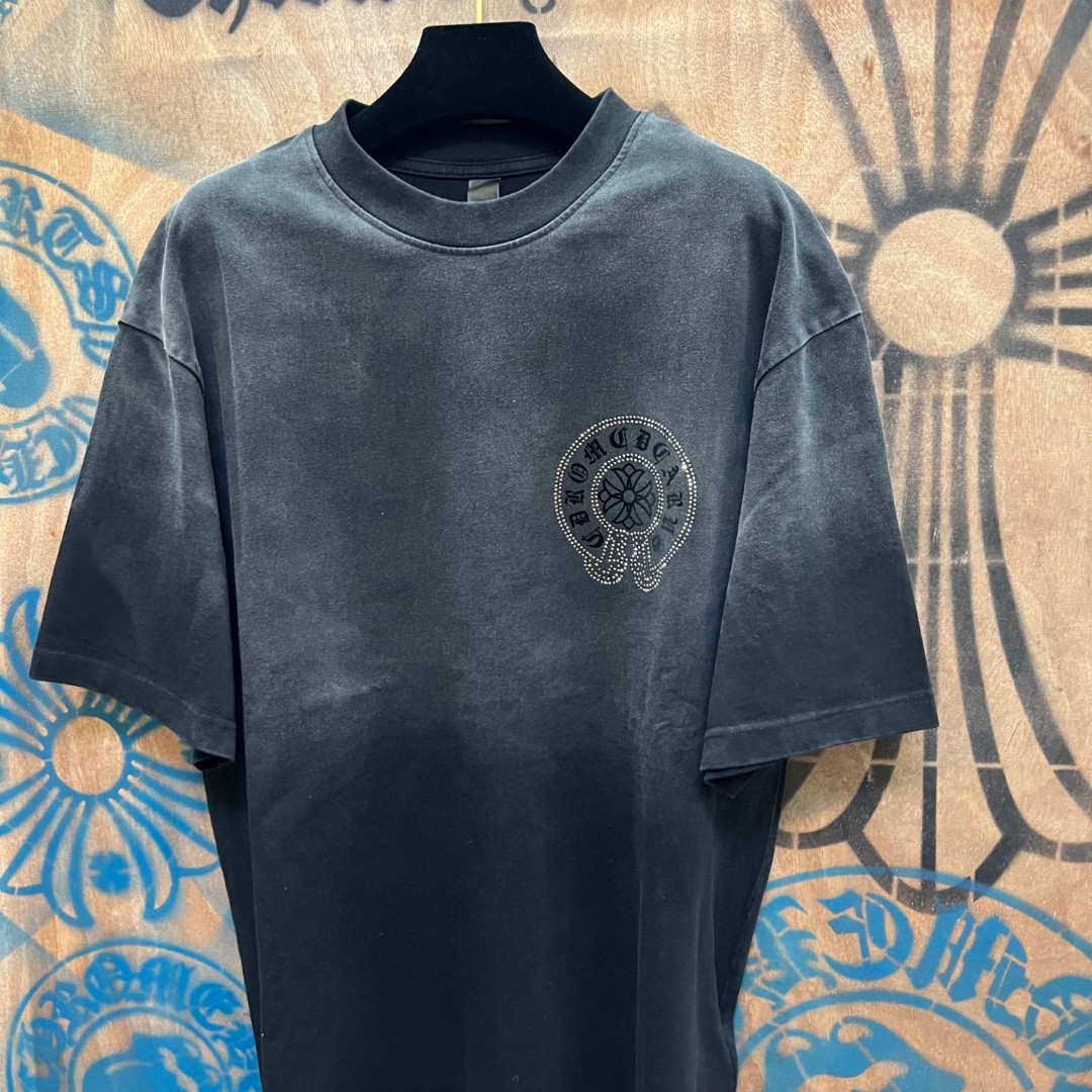 Chrome Hearts 克罗心 做旧渐变珠光镶钻马蹄十字架圆领短袖 T恤 A0