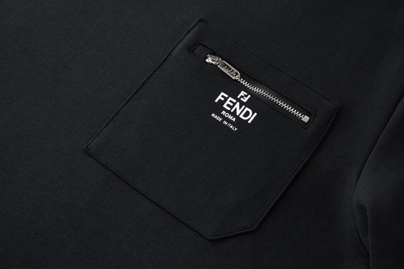 FENDI 芬迪 拉链口袋印花标识圆领T恤 短袖 套头 夏季 白色 蓝色 黑色 A0 FY0936ARYRF0QA0