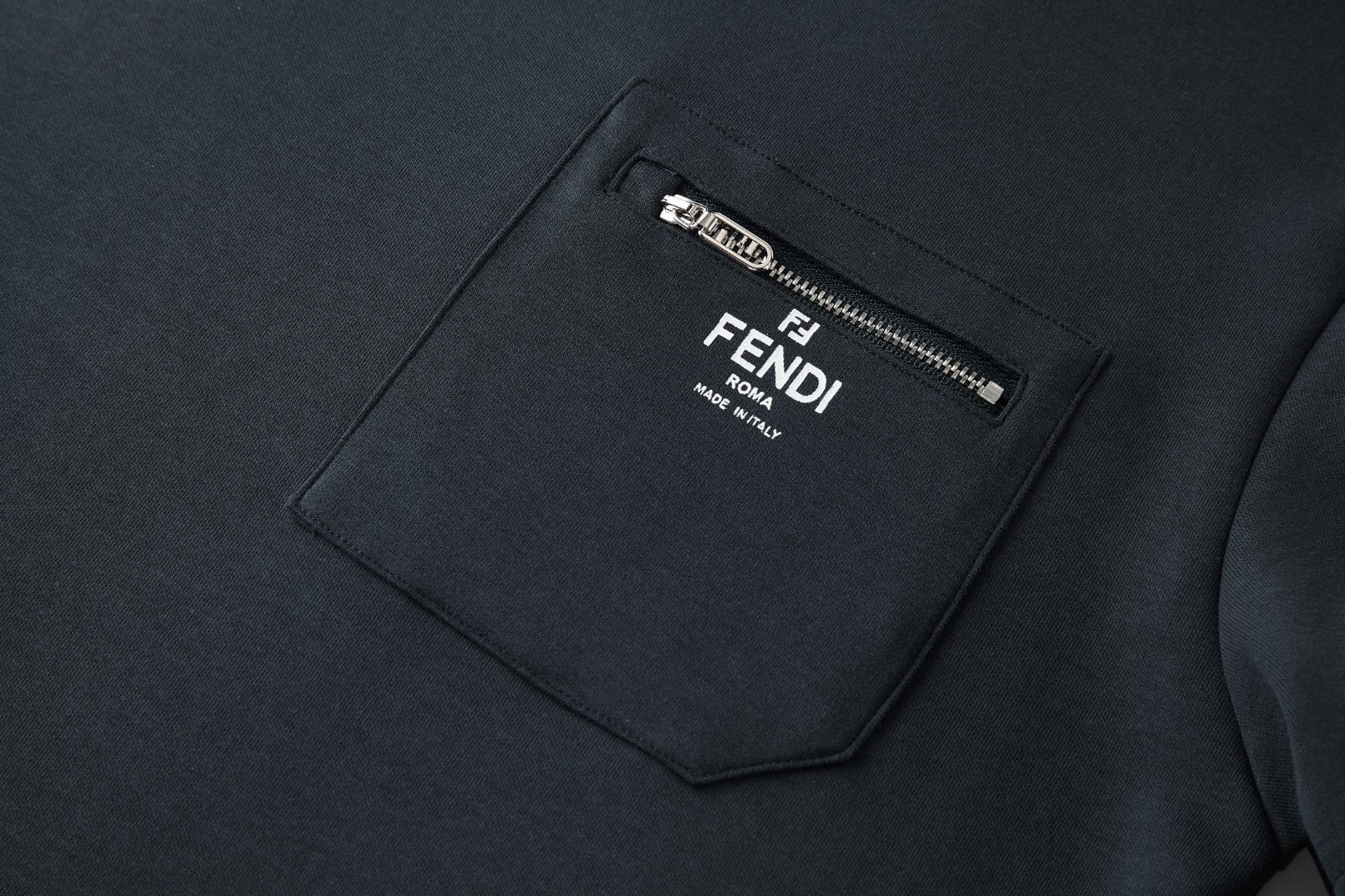 FENDI 芬迪 拉链口袋印花标识圆领T恤 短袖 套头 夏季 白色 蓝色 黑色 A0 FY0936ARYRF0QA0