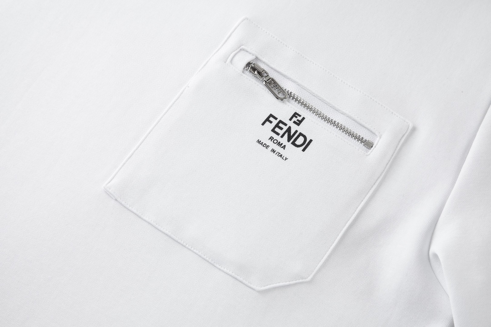 FENDI 芬迪 拉链口袋印花标识圆领T恤 短袖 套头 夏季 白色 蓝色 黑色 A0 FY0936ARYRF0QA0