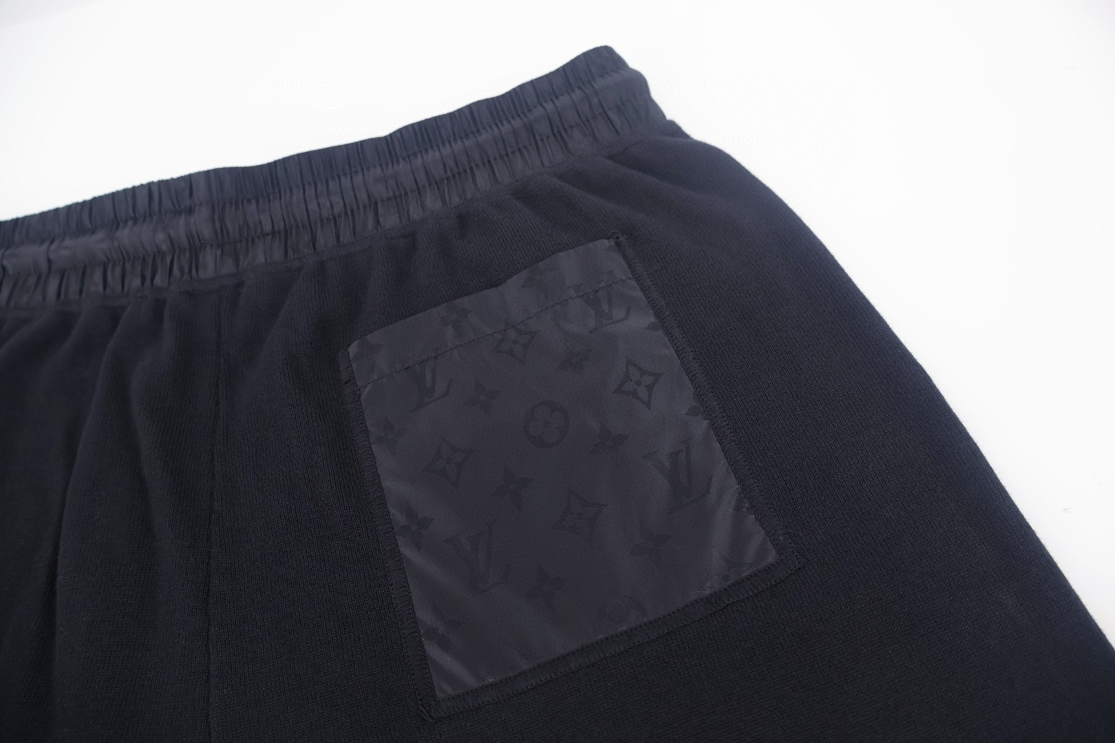 LOUIS VUITTON 路易威登 LV 暗纹老花贴布口袋松紧腰短裤 休闲裤 裤子 五分裤 黑色 B0 1AJRMA