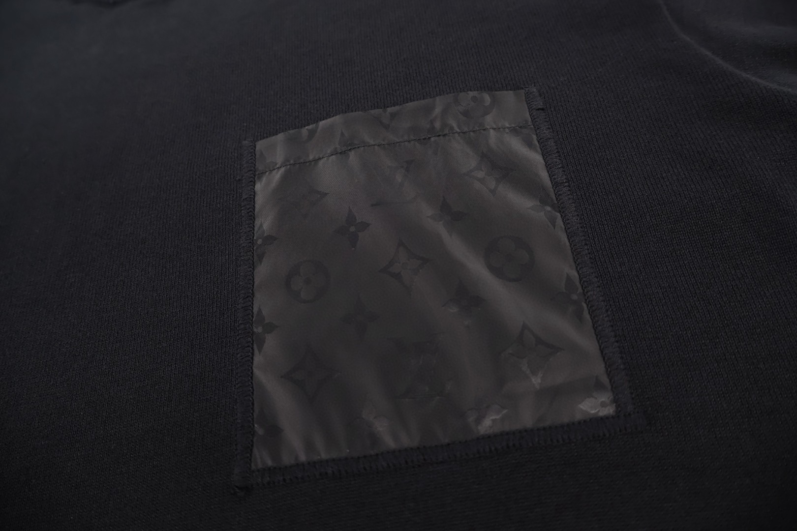 LOUIS VUITTON 路易威登 暗纹老花贴布口袋针织短袖 针织衫 黑色 B0 1AJRLX