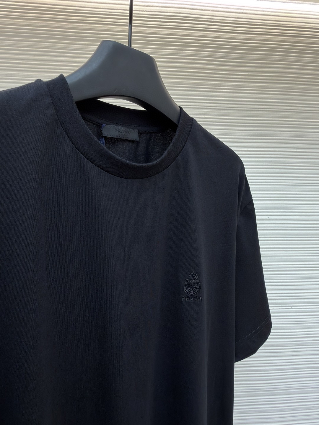 PRADA 普拉达 校徽绣花圆领短袖 T恤 白色 蓝色 黑色 A0