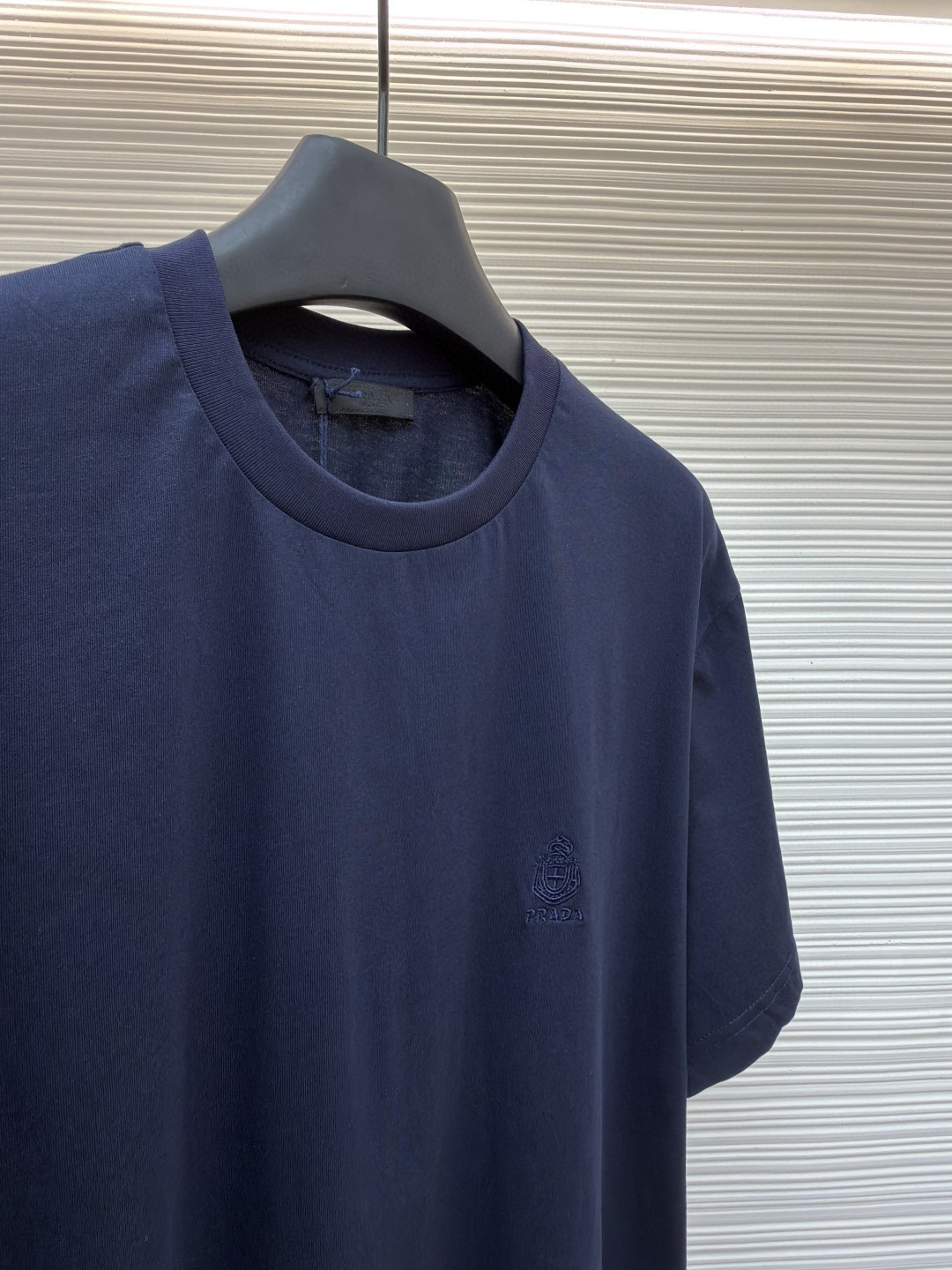 PRADA 普拉达 校徽绣花圆领短袖 T恤 白色 蓝色 黑色 A0