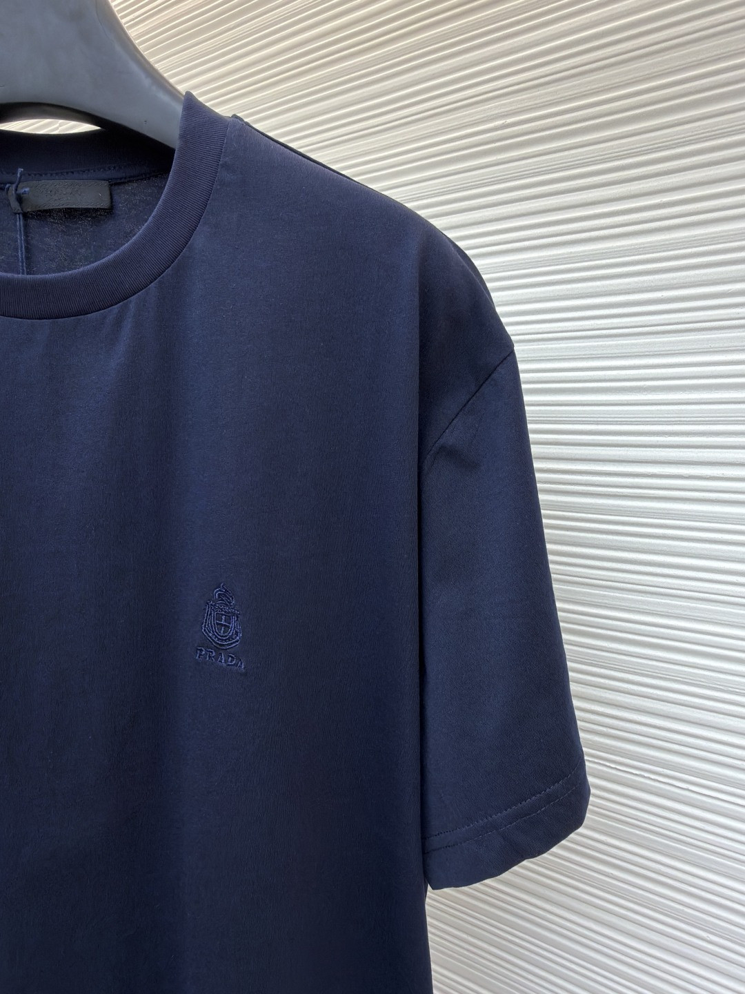PRADA 普拉达 校徽绣花圆领短袖 T恤 白色 蓝色 黑色 A0
