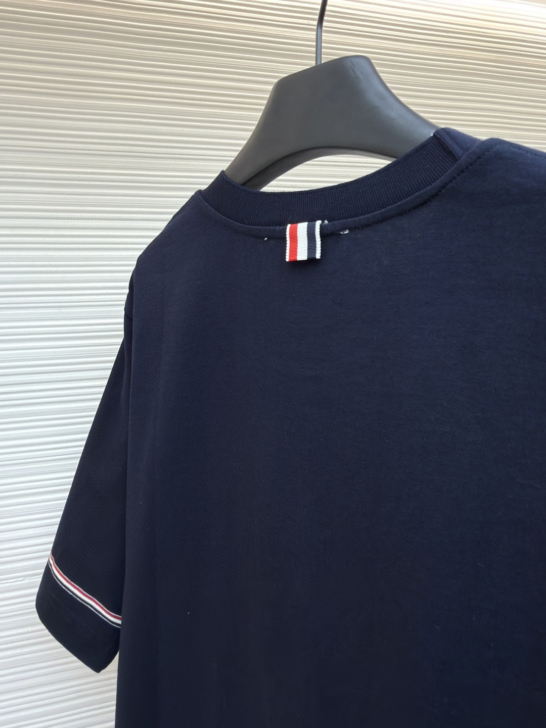 THOM BROWNE 袖口三色条纹圆领短袖 T恤 藏蓝色 灰色 A5
