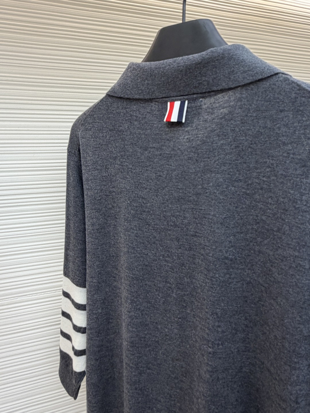 THOM BROWNE 羊毛针织七分袖Polo衫 短袖 女款 藏蓝色 杏色 灰色 B0 FKP053A-Y1014-415