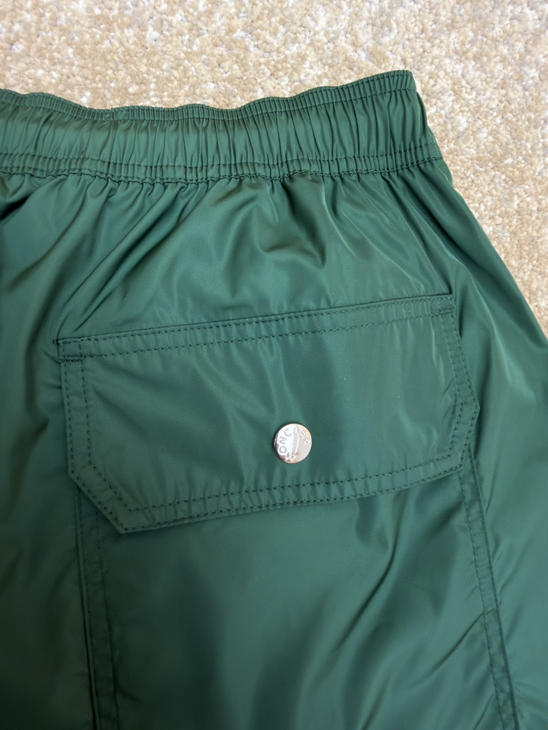 Moncler 蒙口 三色条纹边饰系带沙滩裤 短裤 休闲裤 裤子 蓝色 黑色 绿色 A2
