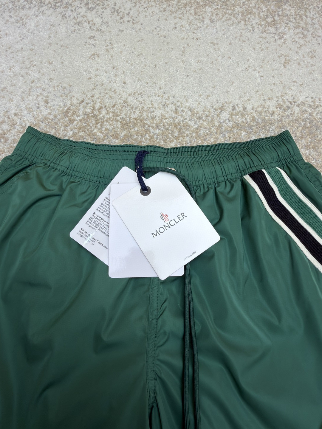 Moncler 蒙口 三色条纹边饰系带沙滩裤 短裤 休闲裤 裤子 蓝色 黑色 绿色 A2
