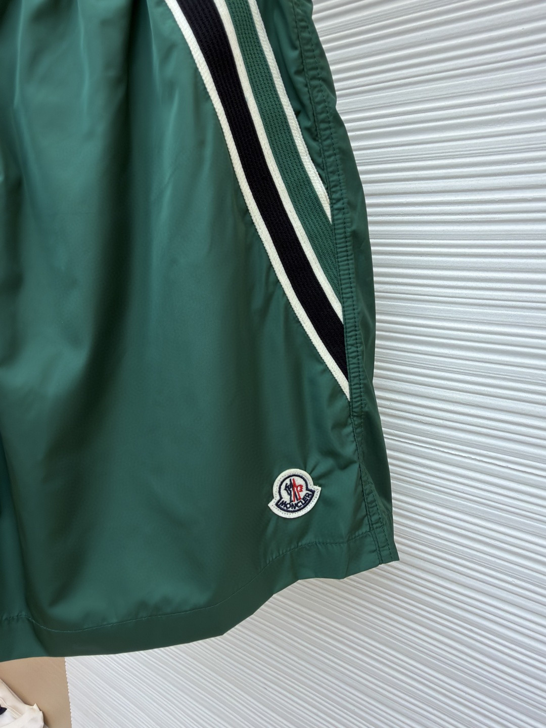 Moncler 蒙口 三色条纹边饰系带沙滩裤 短裤 休闲裤 裤子 蓝色 黑色 绿色 A2