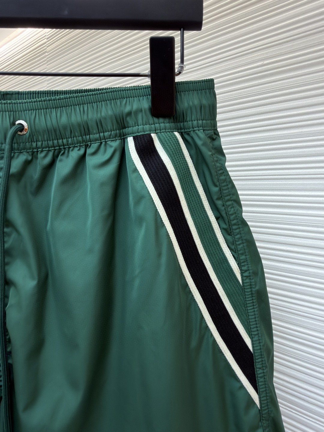 Moncler 蒙口 三色条纹边饰系带沙滩裤 短裤 休闲裤 裤子 蓝色 黑色 绿色 A2