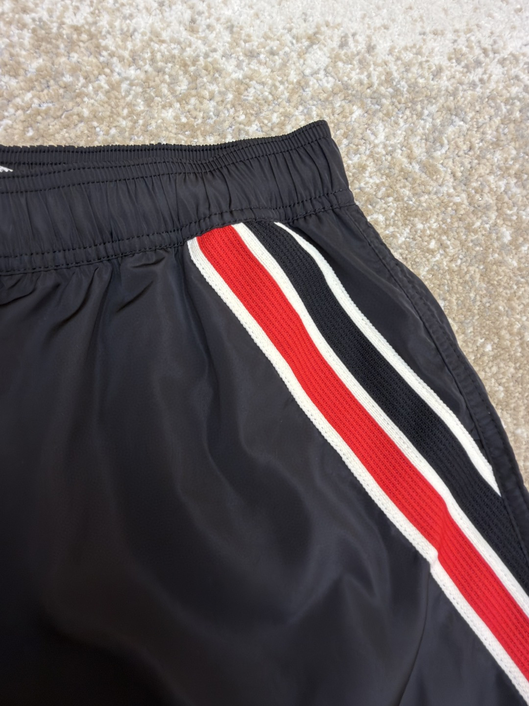 Moncler 蒙口 三色条纹边饰系带沙滩裤 短裤 休闲裤 裤子 蓝色 黑色 绿色 A2