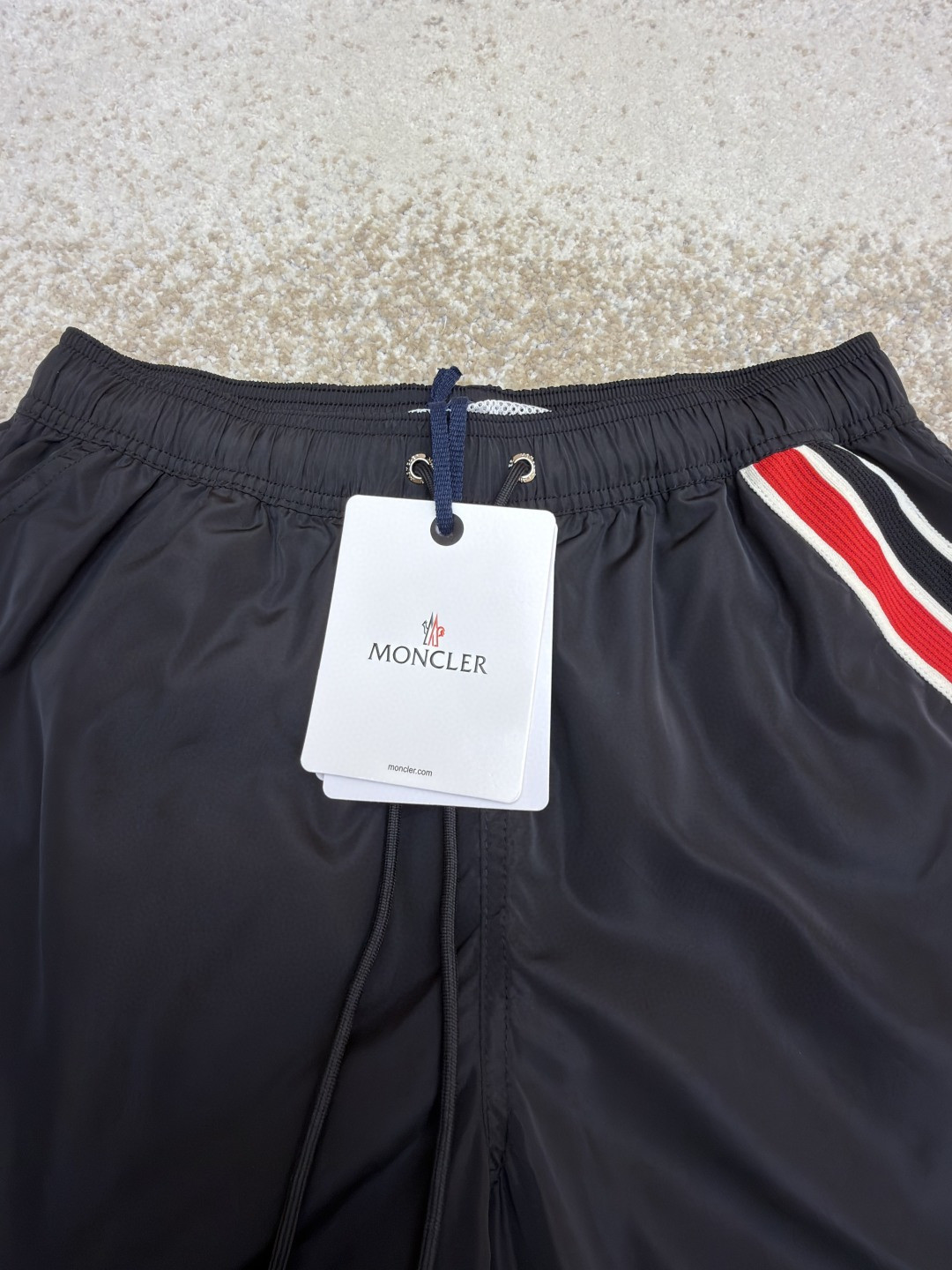 Moncler 蒙口 三色条纹边饰系带沙滩裤 短裤 休闲裤 裤子 蓝色 黑色 绿色 A2
