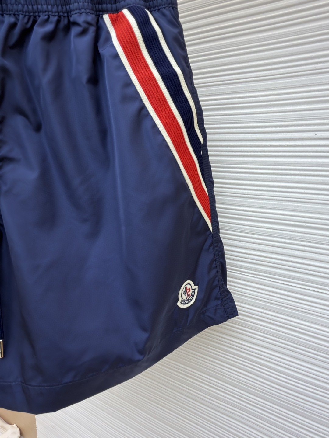 Moncler 蒙口 三色条纹边饰系带沙滩裤 短裤 休闲裤 裤子 蓝色 黑色 绿色 A2