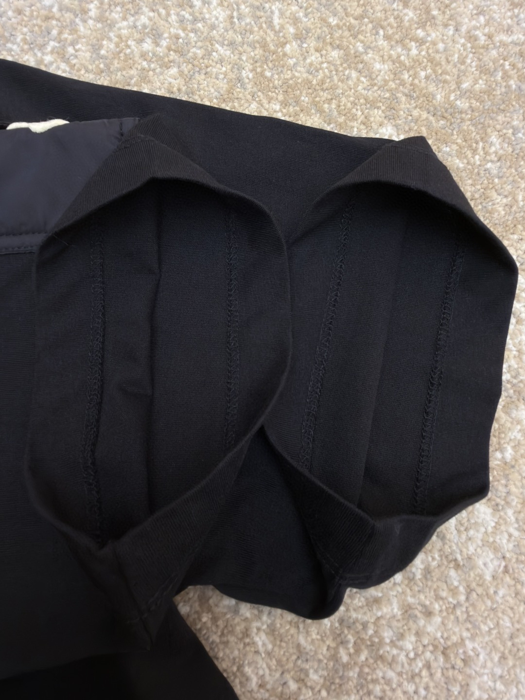 Moncler 蒙口 标识贴袋圆领短袖 T恤 夏季 黑色 A0 J20918C000238390T999