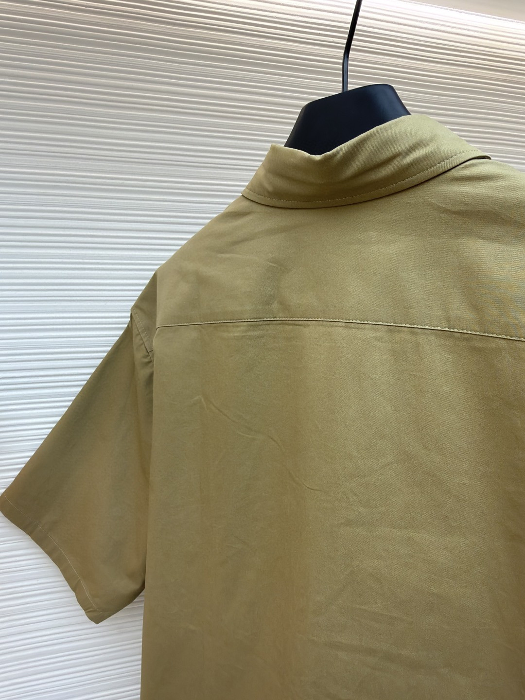 Moncler 蒙口 标识口袋工装衬衫 短袖 黑色 卡其色 A7 K20912F00008598QH81M