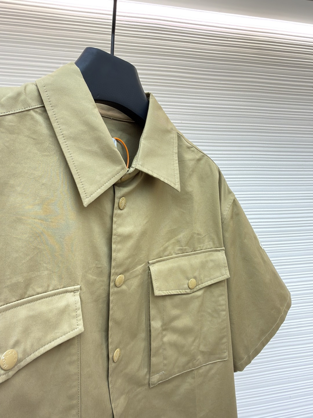 Moncler 蒙口 标识口袋工装衬衫 短袖 黑色 卡其色 A7 K20912F00008598QH81M