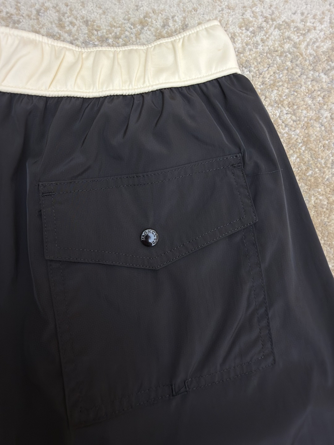 Moncler 蒙口 logo抽绳系带沙滩裤 短裤 休闲裤 裤子 蓝色 黑色 绿色 红色 A2 K10912C000075985M612