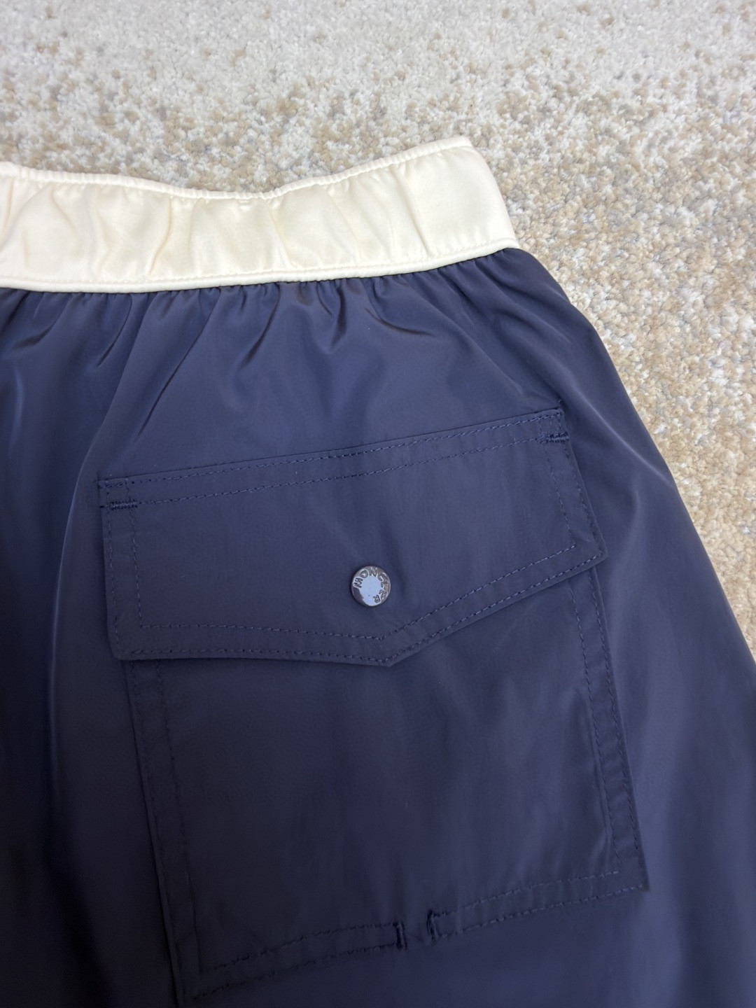 Moncler 蒙口 logo抽绳系带沙滩裤 短裤 休闲裤 裤子 蓝色 黑色 绿色 红色 A2 K10912C000075985M612