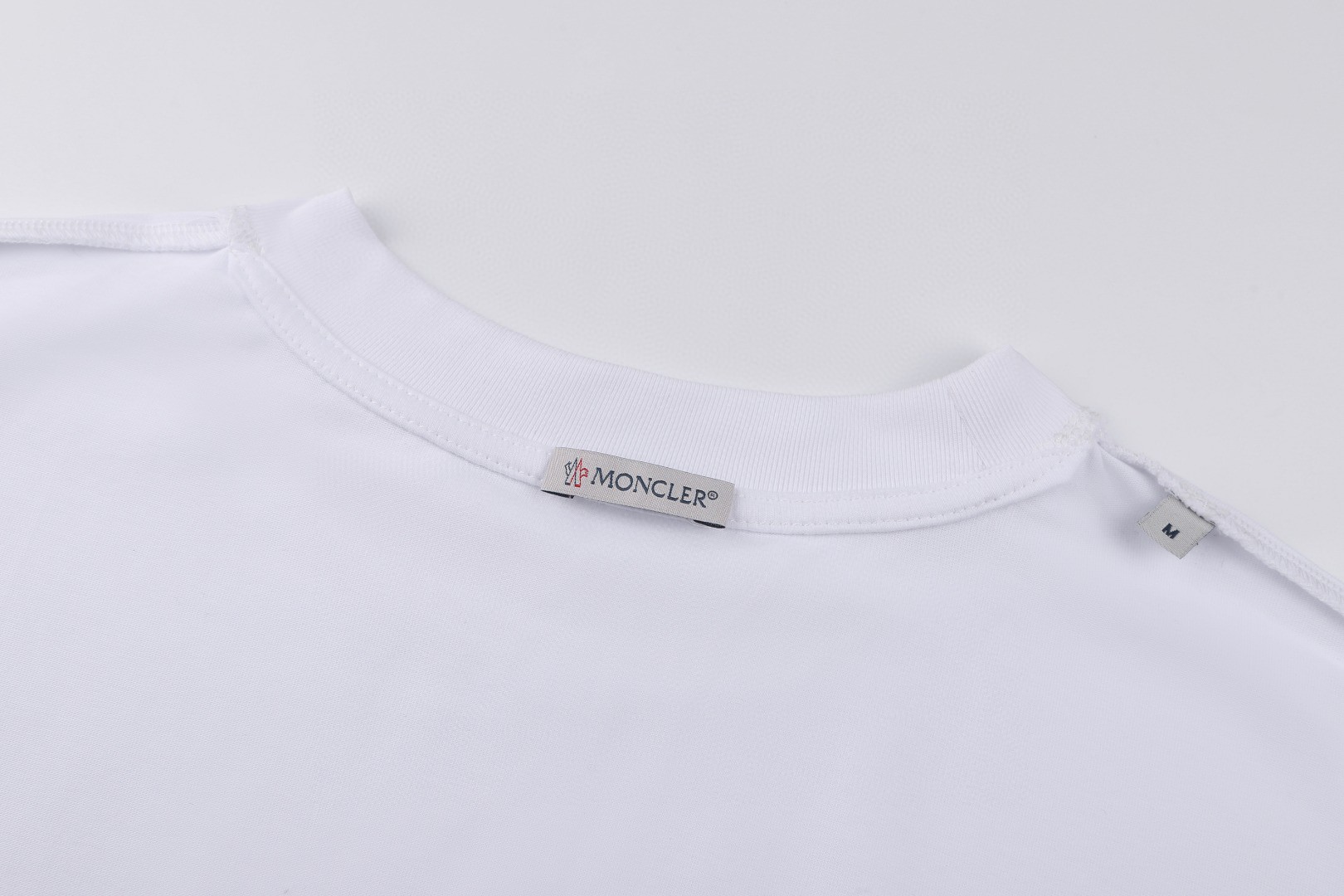 Moncler 蒙口 字母徽章印花圆领短袖 T恤 夏季 白色 黑色 A0 J10918C0004089AJS999