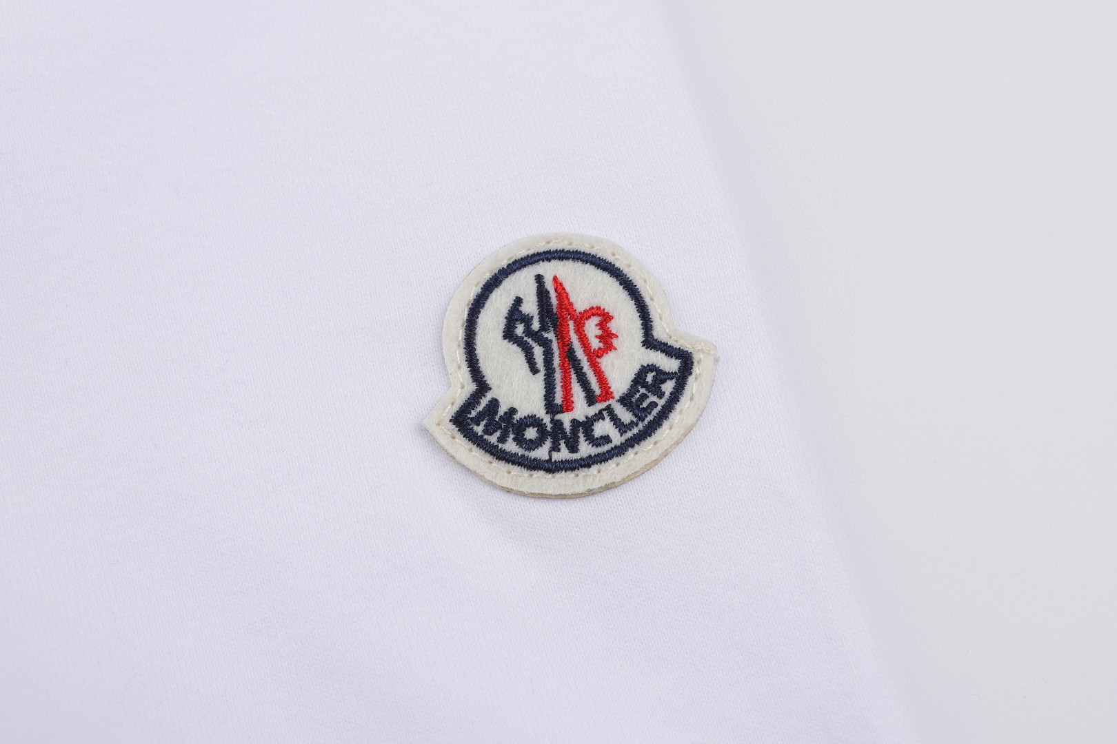 Moncler 蒙口 字母徽章印花圆领短袖 T恤 夏季 白色 黑色 A0 J10918C0004089AJS999