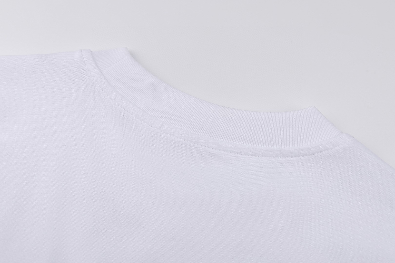 Moncler 蒙口 字母徽章印花圆领短袖 T恤 夏季 白色 黑色 A0 J10918C0004089AJS999