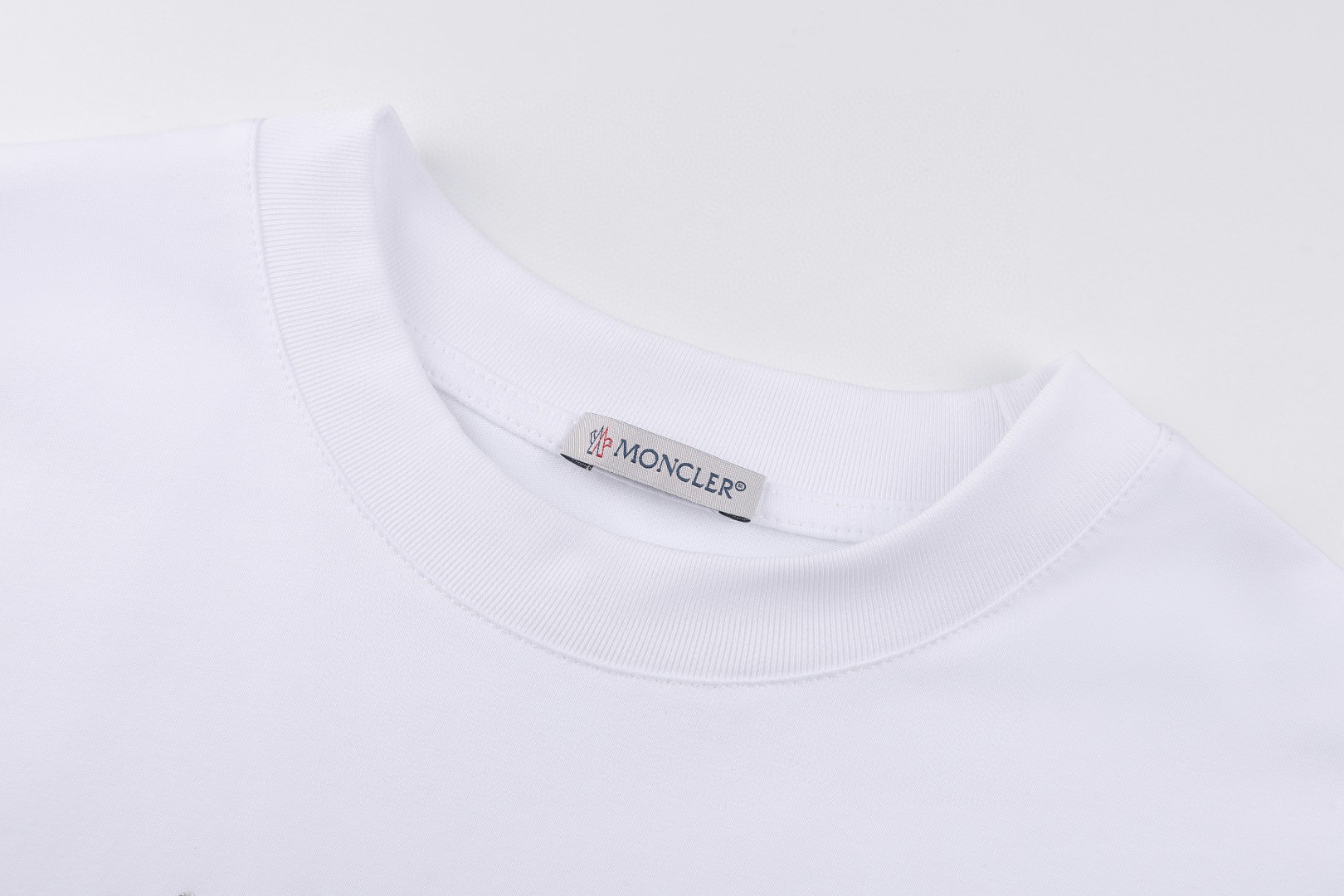 Moncler 蒙口 字母徽章印花圆领短袖 T恤 夏季 白色 黑色 A0 J10918C0004089AJS999