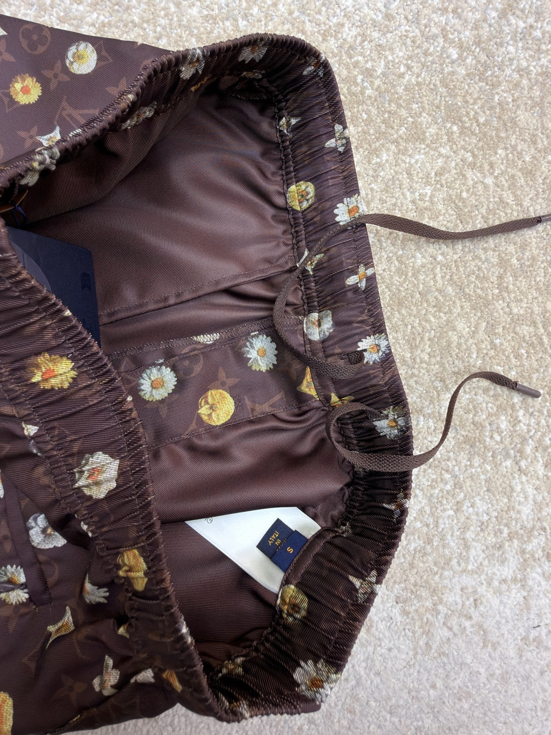 LOUIS VUITTON 路易威登 LV 全幅花卉字母印花松紧腰短裤 休闲裤 裤子 五分裤 棕色 B0 1AJRIX