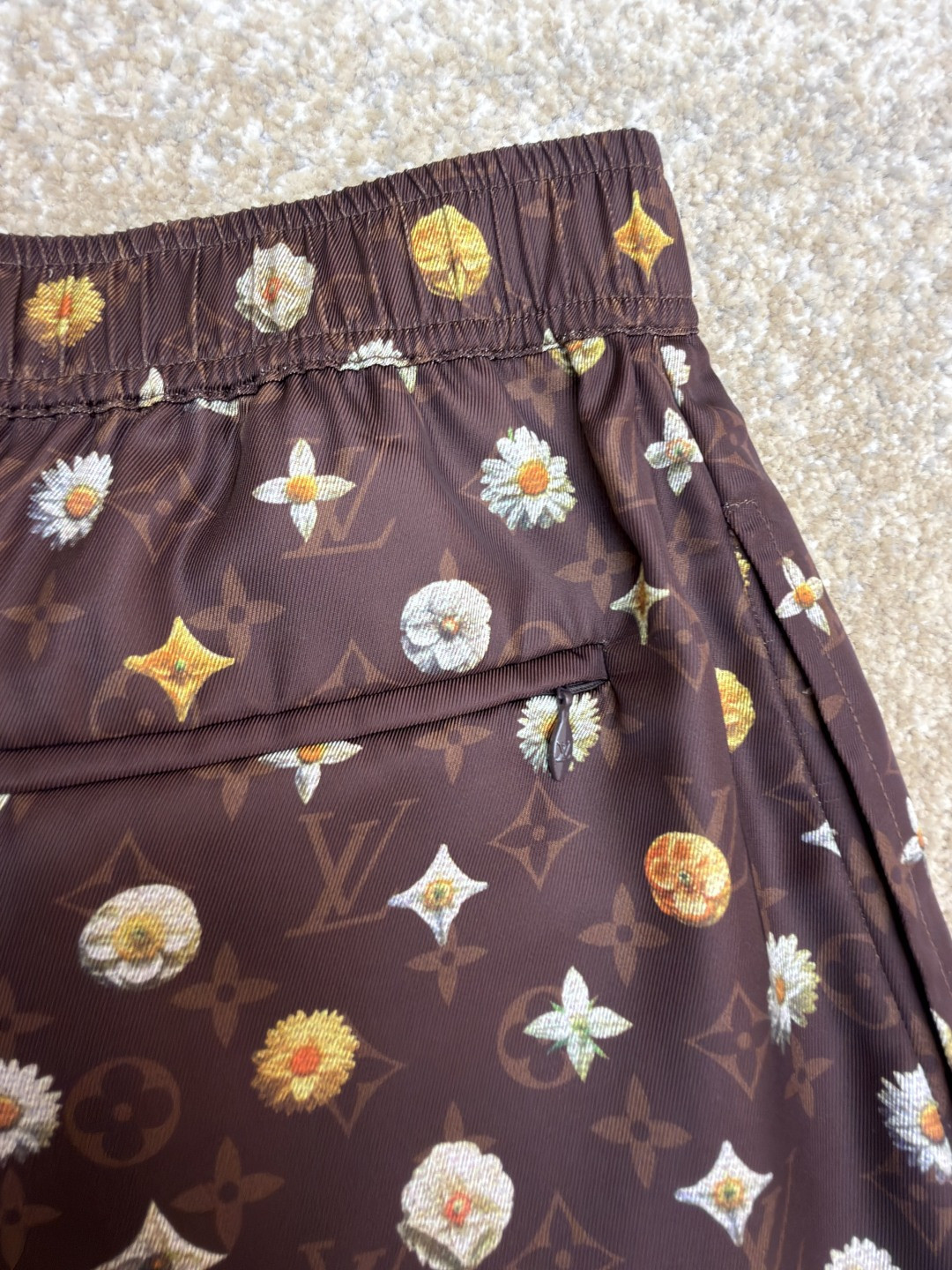 LOUIS VUITTON 路易威登 LV 全幅花卉字母印花松紧腰短裤 休闲裤 裤子 五分裤 棕色 B0 1AJRIX