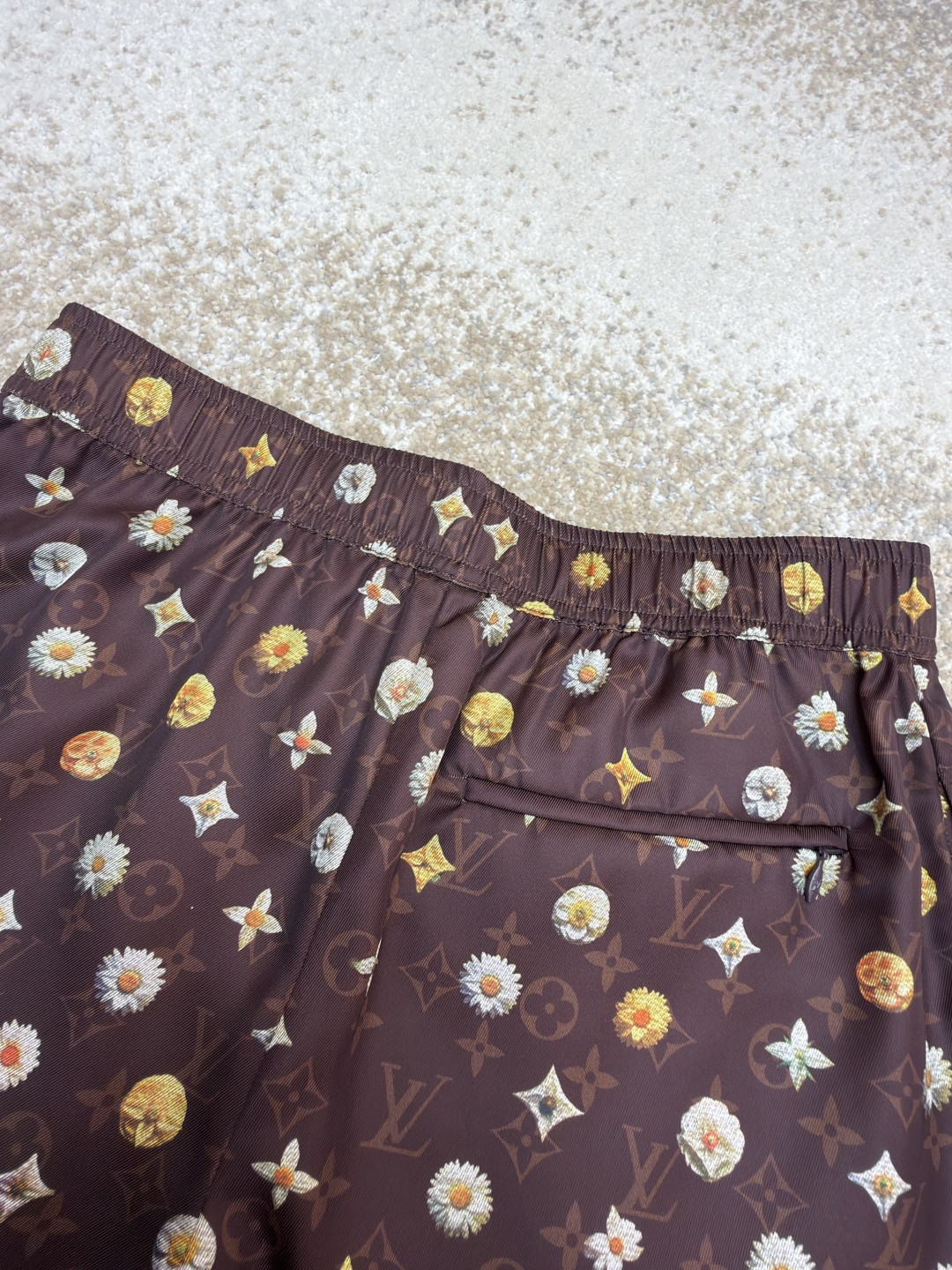 LOUIS VUITTON 路易威登 LV 全幅花卉字母印花松紧腰短裤 休闲裤 裤子 五分裤 棕色 B0 1AJRIX