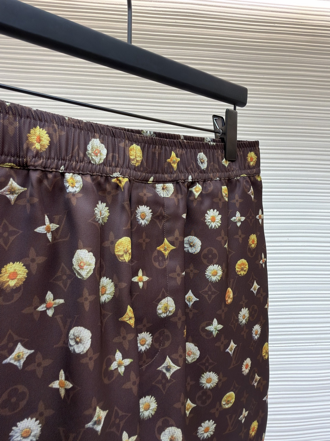 LOUIS VUITTON 路易威登 LV 全幅花卉字母印花松紧腰短裤 休闲裤 裤子 五分裤 棕色 B0 1AJRIX